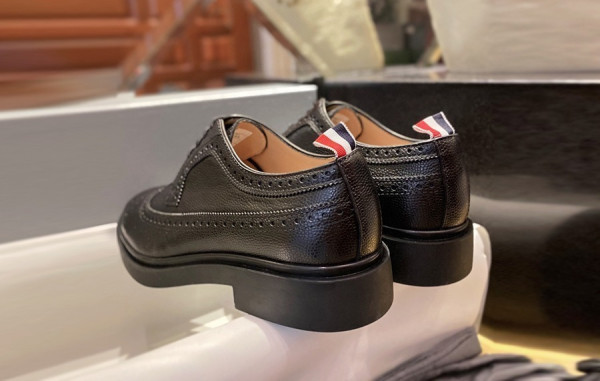 톰*라운 페블 그레인 롱윙 브로그 슈즈